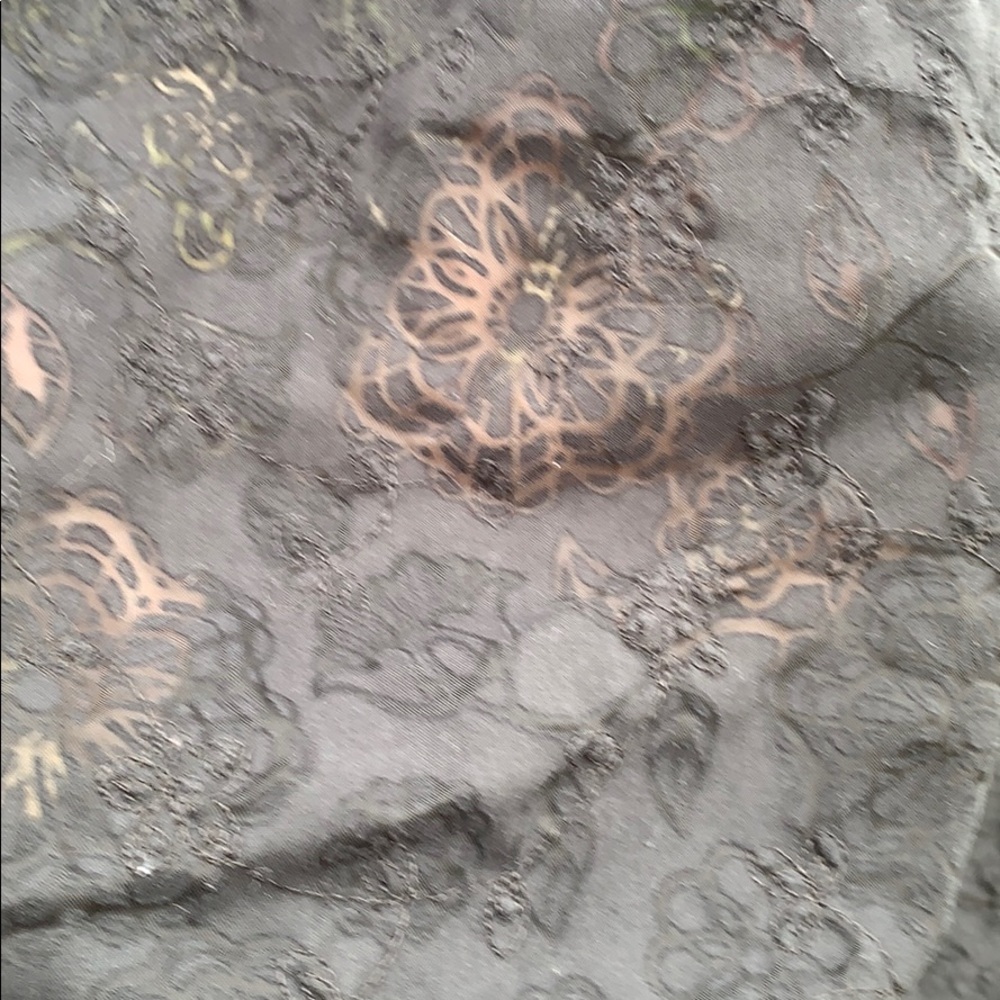 Beautiful scrub top - Picture 4 of 4